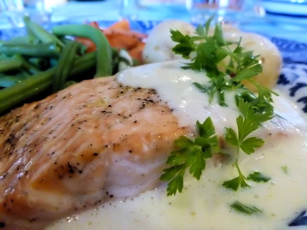 Oven baked salmon with foaming hollandaise sauce